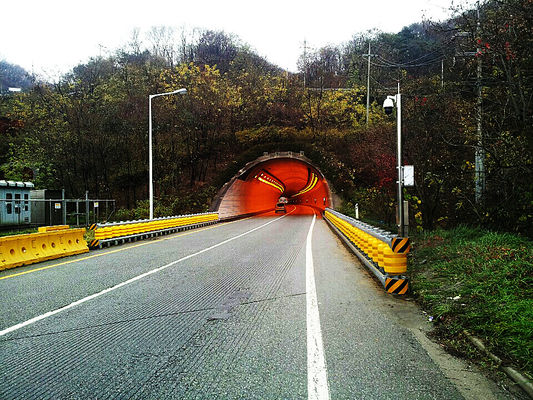 comprar Hot Dipped Galvanized Rolling Guardrail Barrier Featuring Grade International Level 4 and PU Roller Material Ensuring Roadside Safety (Barrera de vigilancia de rodadura galvanizada y rodante con rodillos de aluminio) online manufacture