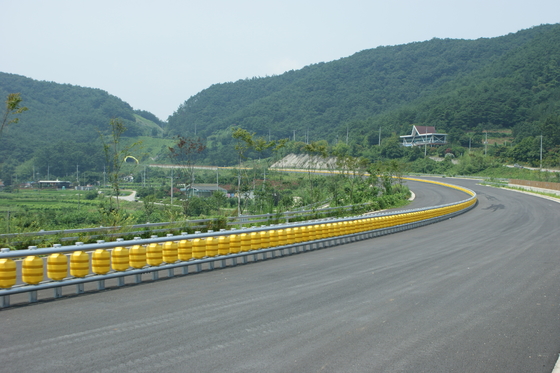 comprar Double Buckets Or Single Bucket Roller Crash Barrier with 3.5 Mm Thickness Standard JT/T281-2007 online manufacture