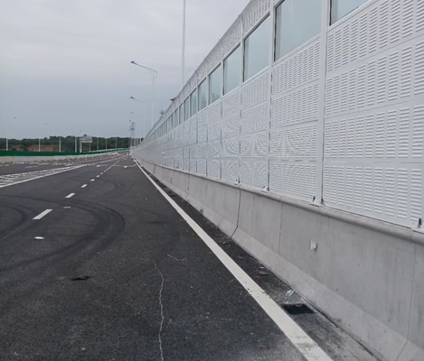 El tablero de aluminio de las lanas de vidrio de la barrera del ruido de la carretera del panel de la placa llenó el tipo de la lumbrera