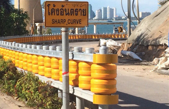 Buen precio Barrera de rodillo de seguridad amarilla con rayas negras con material de rueda de espuma y accesorios para soluciones de barrera de seguridad en línea